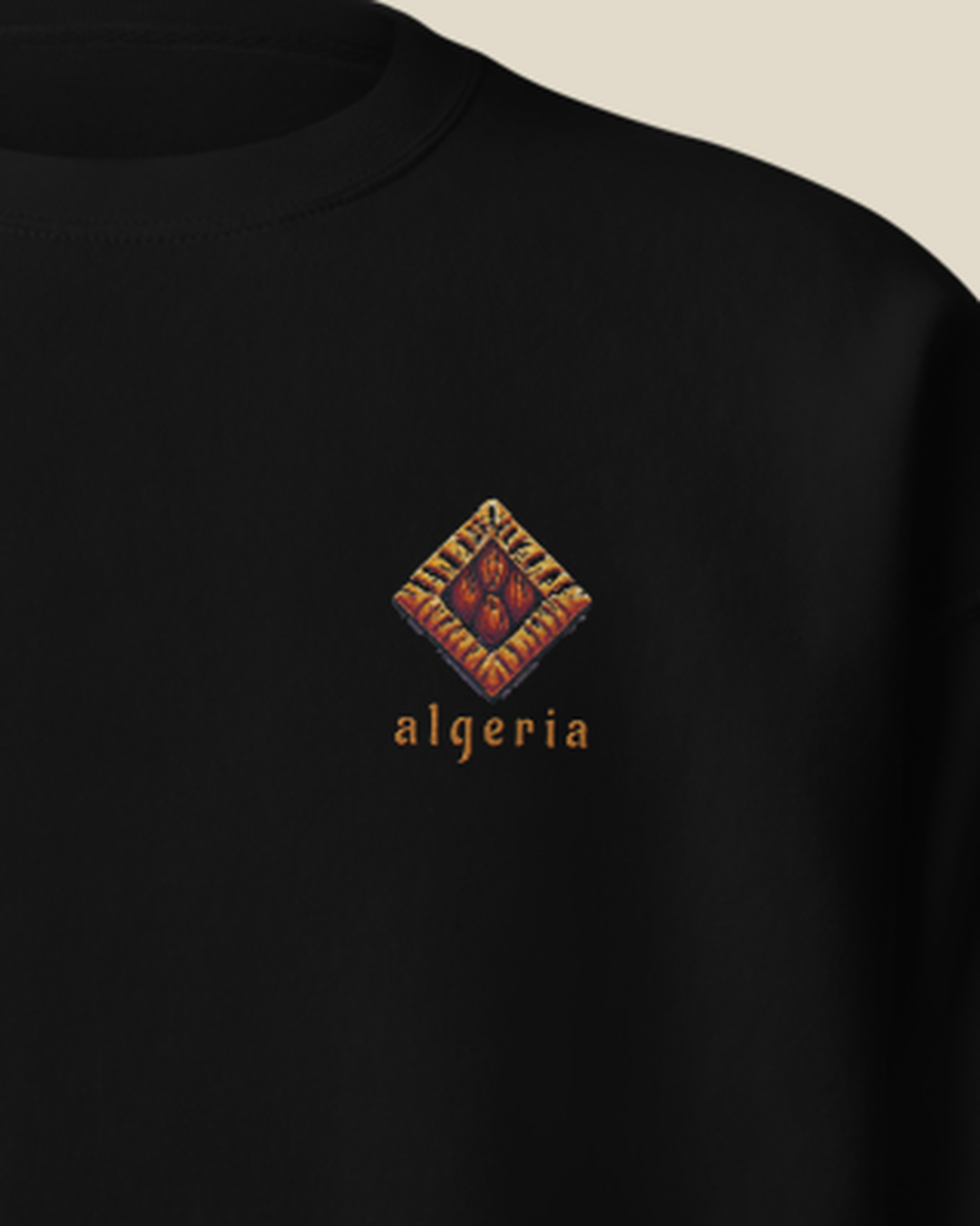 Détail de l'impression du logo baklava pixel art sur le sweatshirt noir qalbi