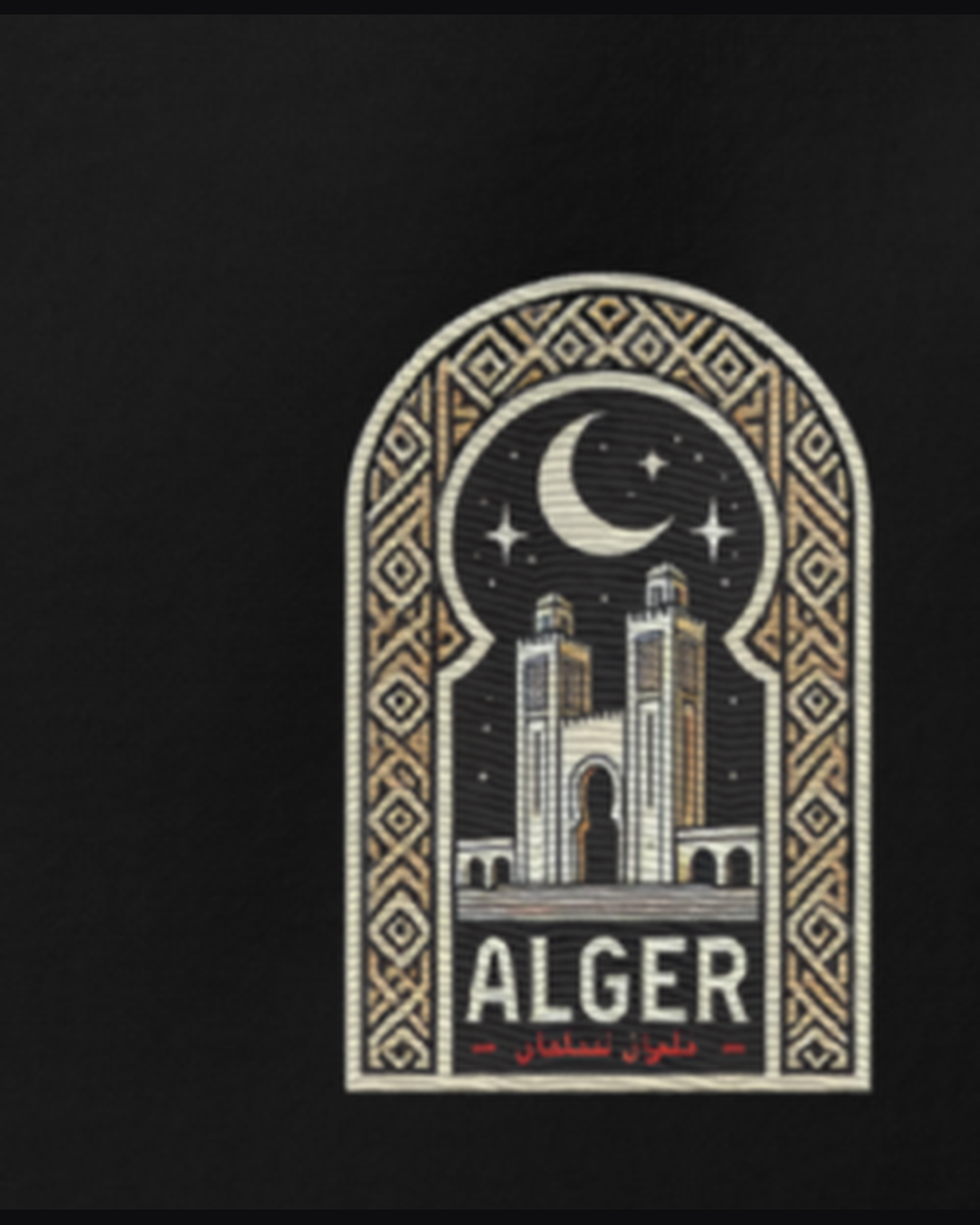 Détail de l'impression : arche Alger avec croissant, étoiles et Grande Mosquée, sur le sweatshirt noir qalbi
