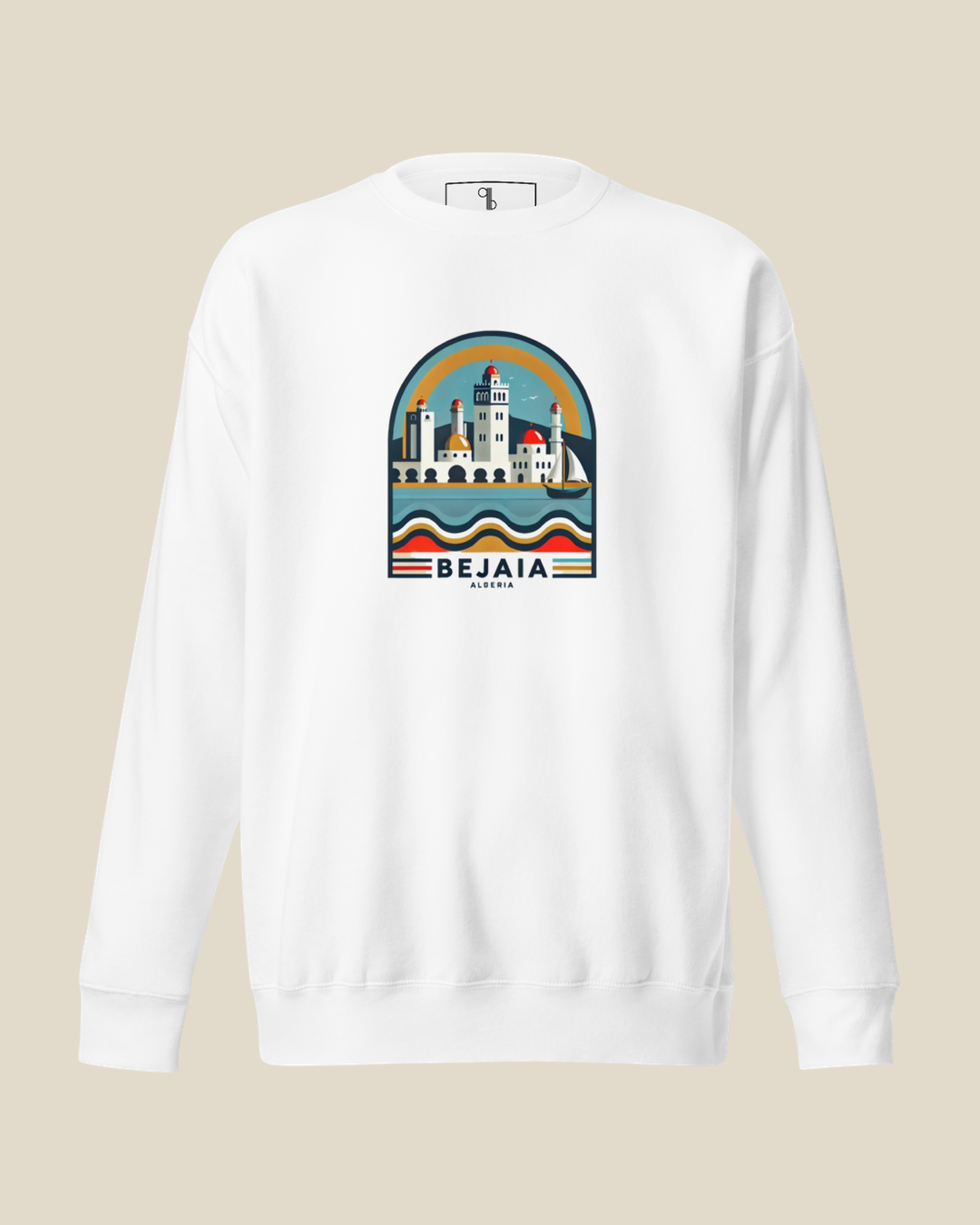 Sweatshirt Béjaïa The Pearl blanc qalbi vue de face, illustration côtière kabyle et mention BEJAIA imprimées sur la poitrine