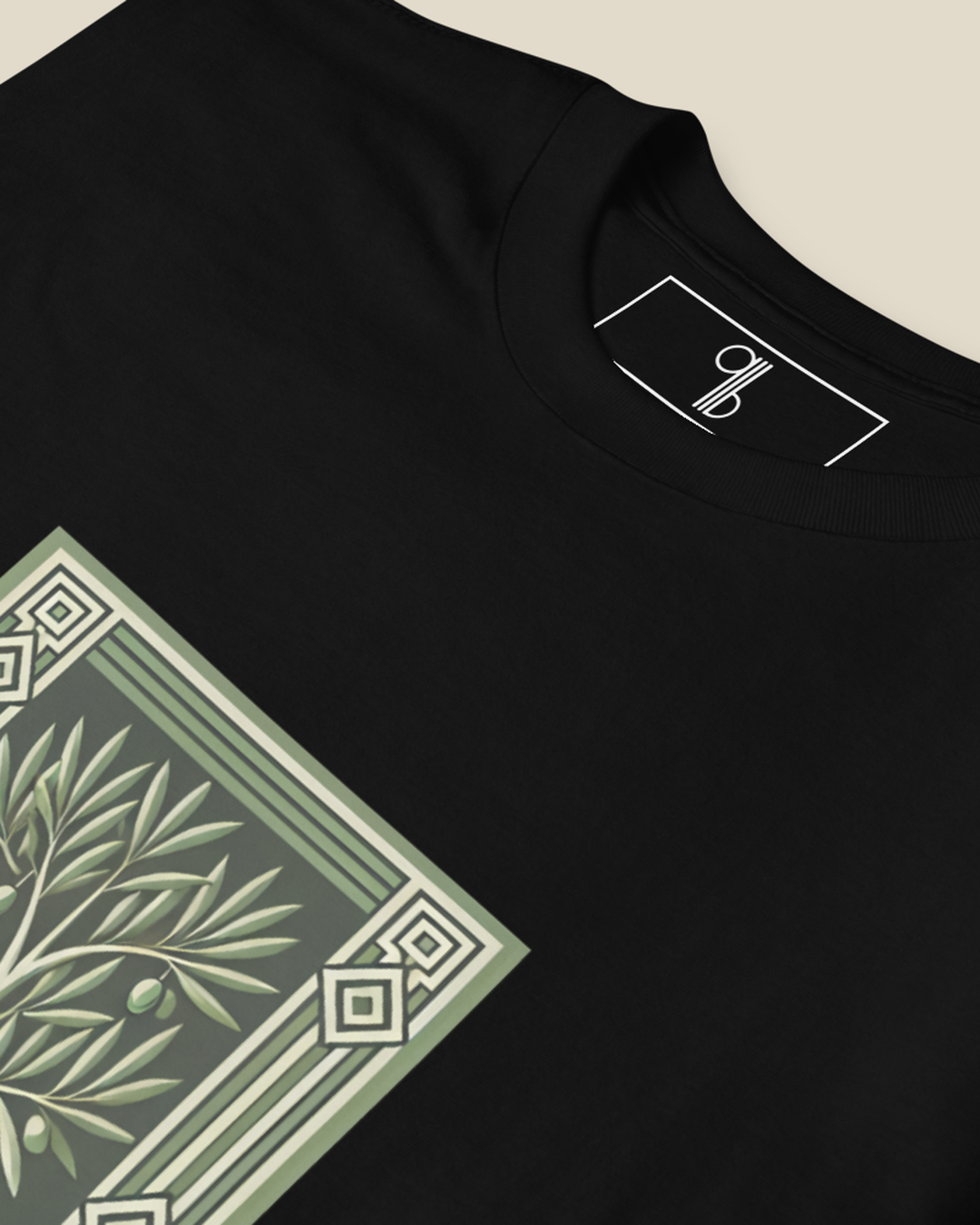 Gros plan sur l'impression du t-shirt oversize Algérie qalbi – détail olivier