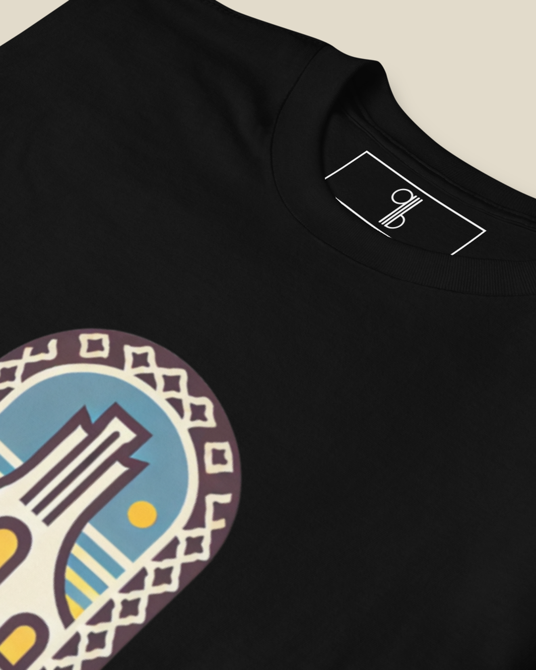 Gros plan sur l'impression du t-shirt Alger qalbi – détail sur coton noir