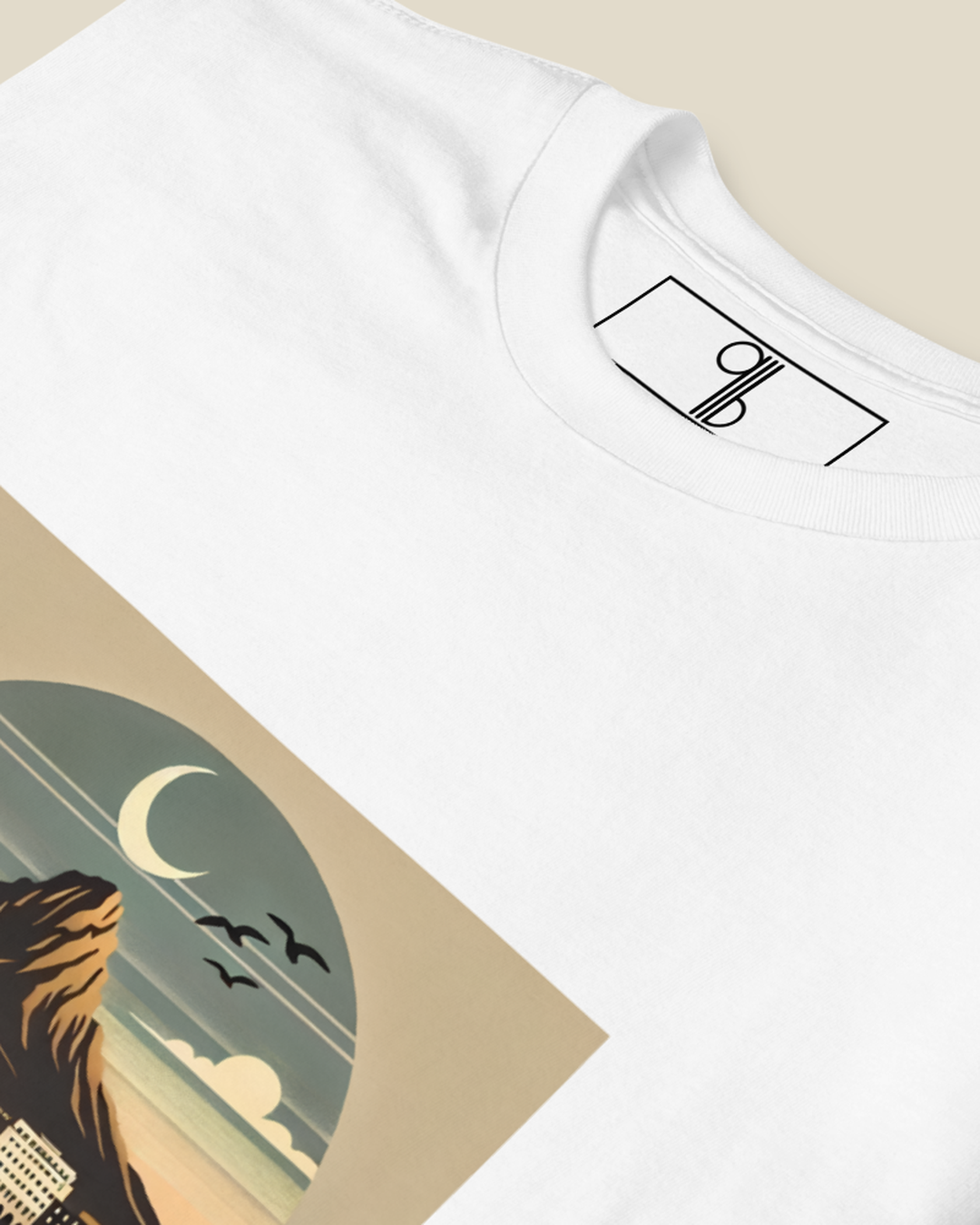 Gros plan sur l'impression du t-shirt Béjaïa qalbi – détail sur coton blanc