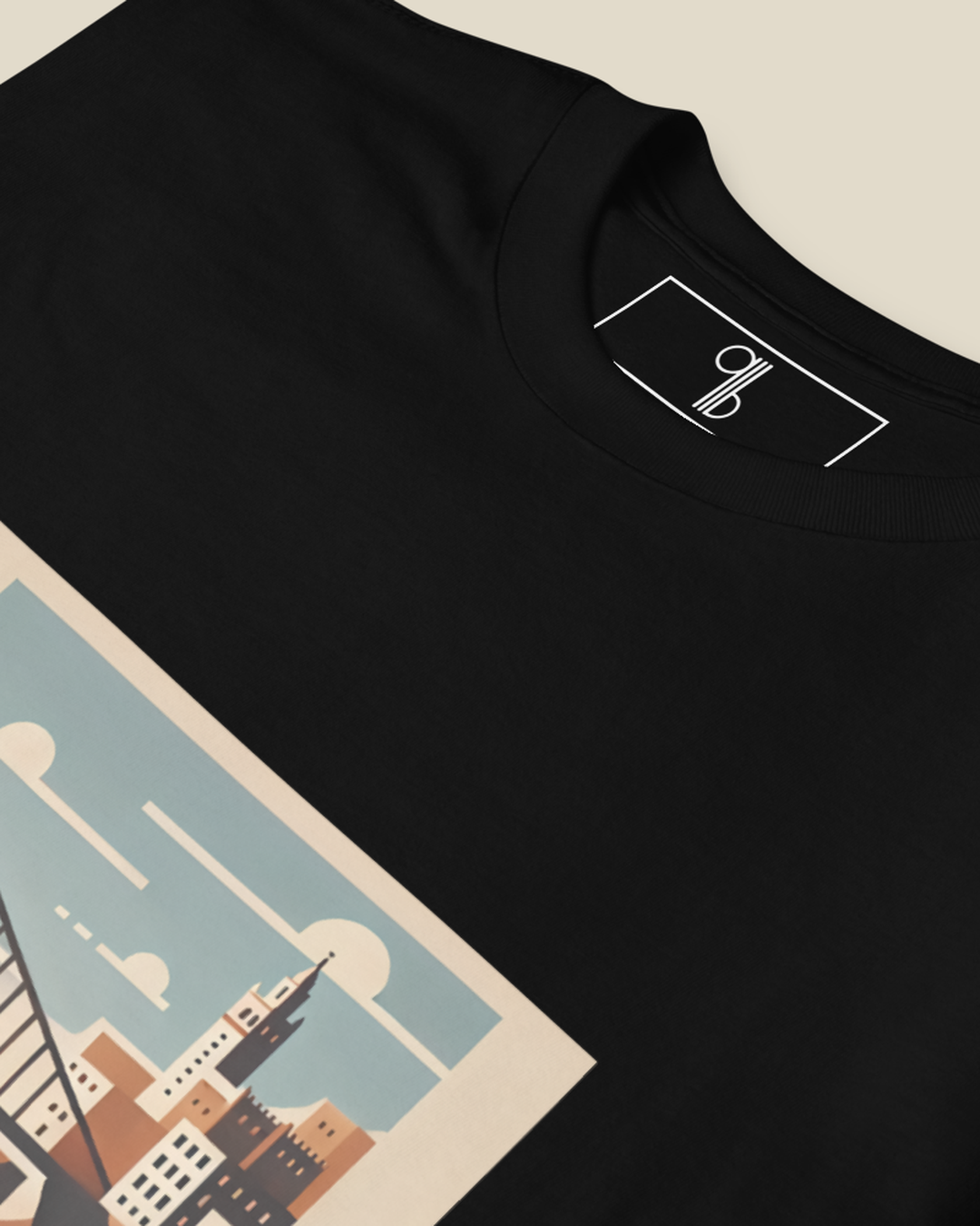 Gros plan sur l'impression du t-shirt Constantine qalbi – détail sur coton noir