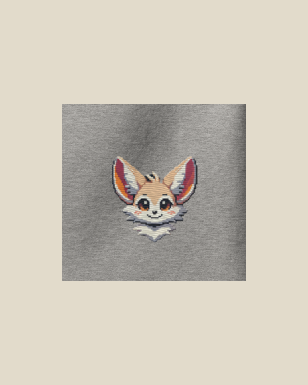 Détail de l'impression : fennec, emblème de l'Algérie, sur le sweatshirt gris qalbi