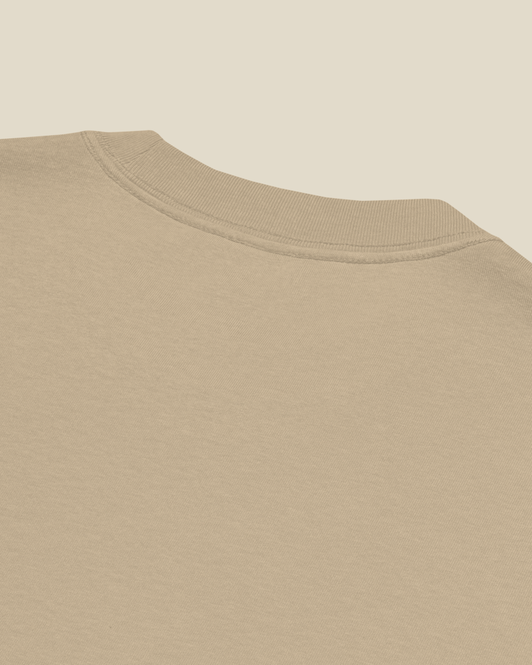 Gros plan sur le t-shirt oversize Oran Sunset qalbi – détail coton délavé