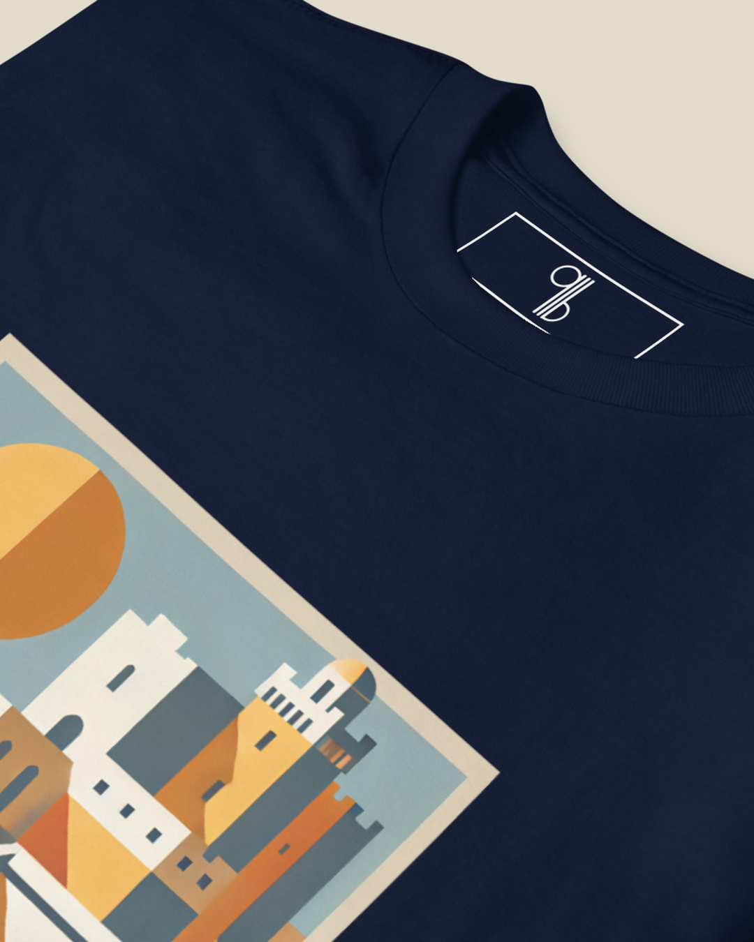 Gros plan sur l'impression du t-shirt Oran qalbi – détail sur coton marine
