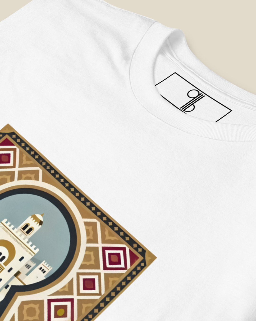 Gros plan sur l'impression du t-shirt Sétif qalbi – détail sur coton blanc