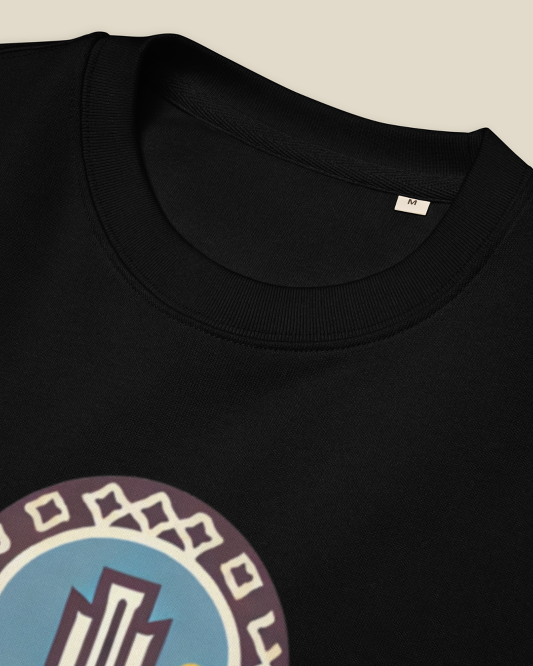 Gros plan sur l'impression du sweatshirt Alger qalbi – détail sur molleton noir
