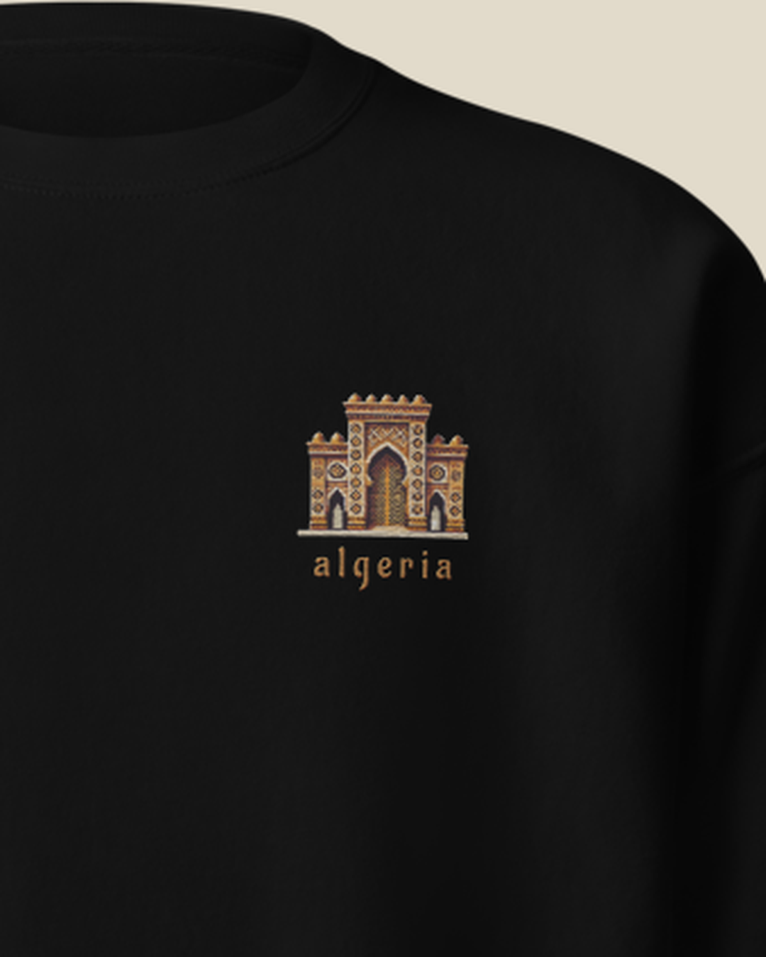 Gros plan sur le logo pixel art du sweatshirt Porte algérienne qalbi
