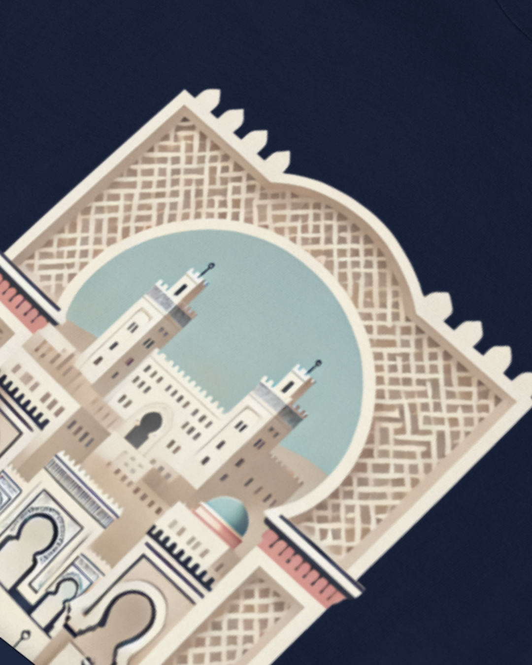 Gros plan sur l'impression du t-shirt Tlemcen qalbi – détail de l'arche mauresque sur coton marine