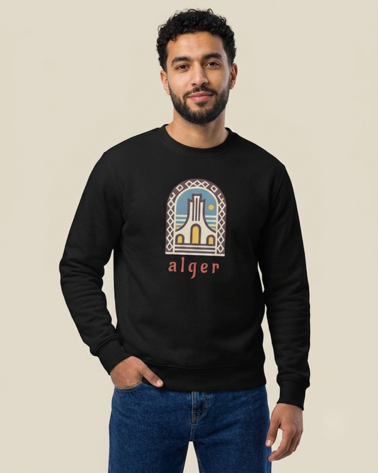 Homme nord-africain portant le sweatshirt Alger Bella noir qalbi, grande arche alger et monument imprimés sur la poitrine