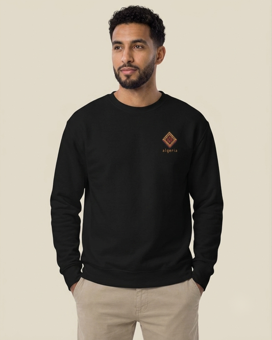 Homme nord-africain portant le sweatshirt Baklava 8 bits noir qalbi, logo baklava en pixel art sur la poitrine