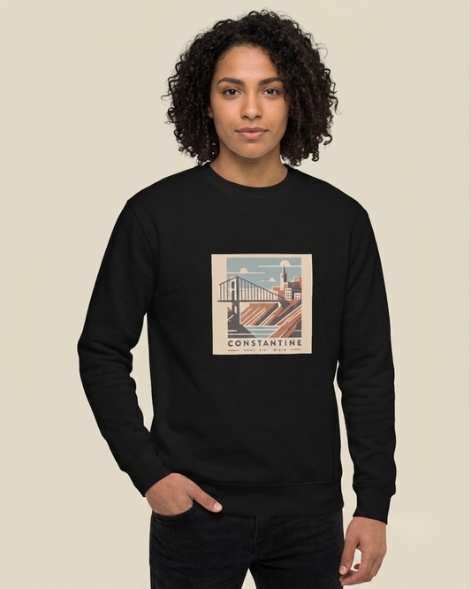 Femme nord-africaine portant le sweatshirt Constantine Majestic noir qalbi, illustration du pont suspendu Sidi M'Cid