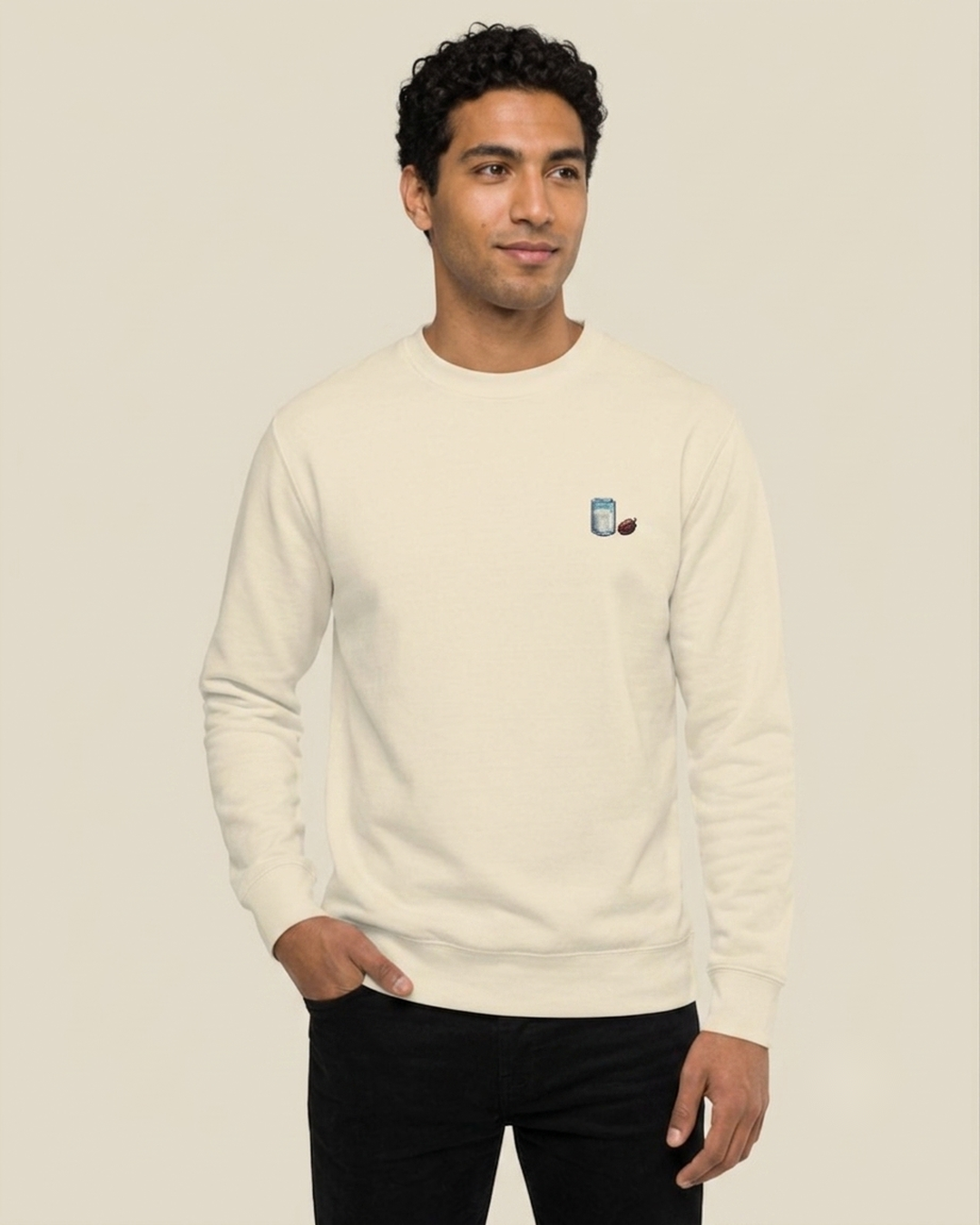 Homme nord-africain portant le sweatshirt Datte & Leben écru qalbi, logo verre de leben et datte sur la poitrine