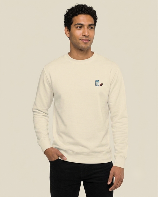 Homme nord-africain portant le sweatshirt Datte & Leben écru qalbi, logo verre de leben et datte sur la poitrine