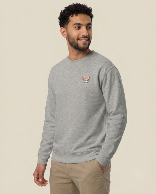 Homme nord-africain portant le sweatshirt Dzaïr Fennec gris qalbi, logo fennec stylé sur la poitrine