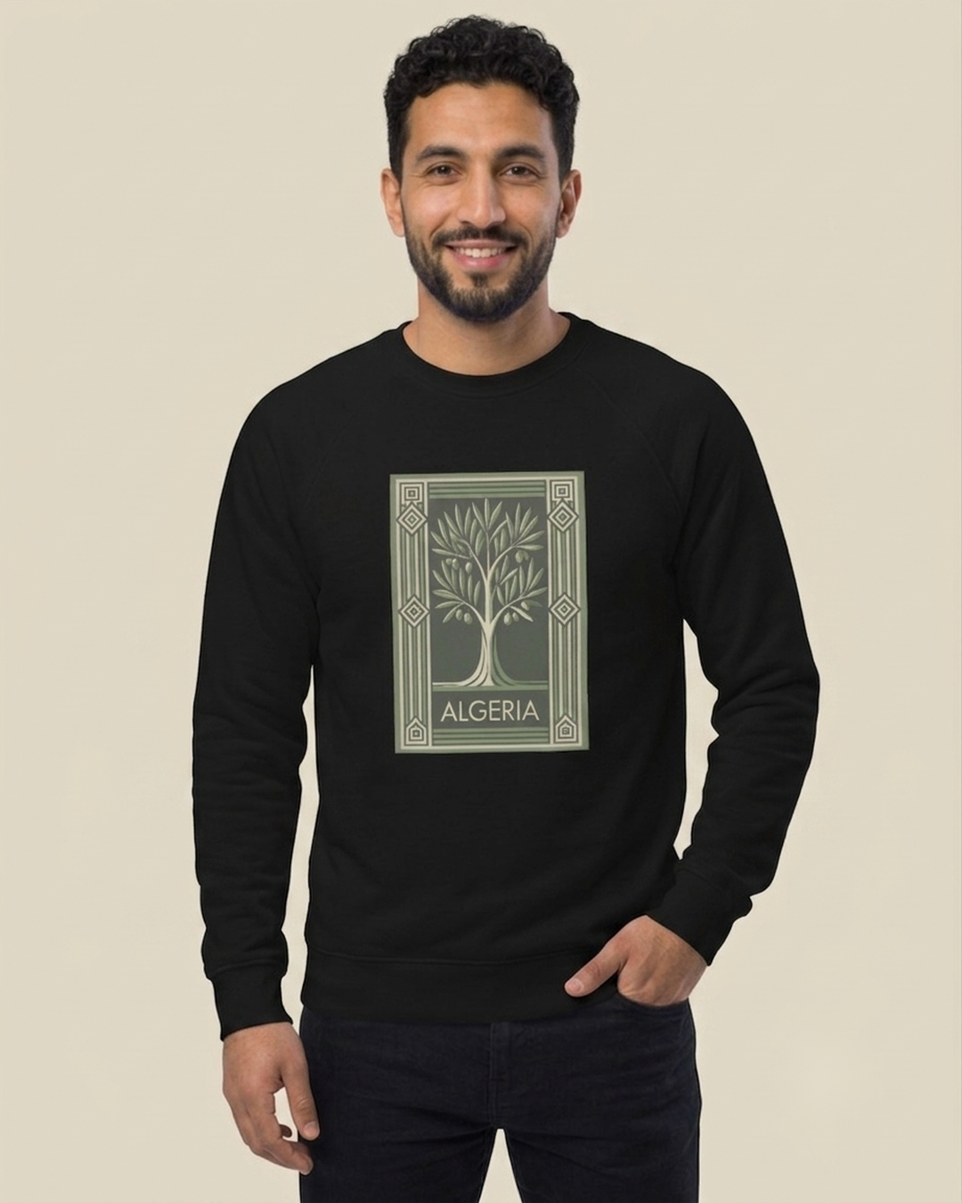 Homme nord-africain portant le sweatshirt Algérie Olivia noir qalbi, impression de l'olivier art-déco Algeria