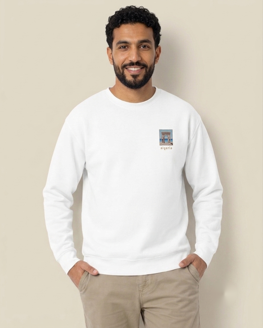 Homme nord-africain portant le sweatshirt Seafront 8 bits blanc qalbi, logo pixel art du front de mer algérien sur la poitrine