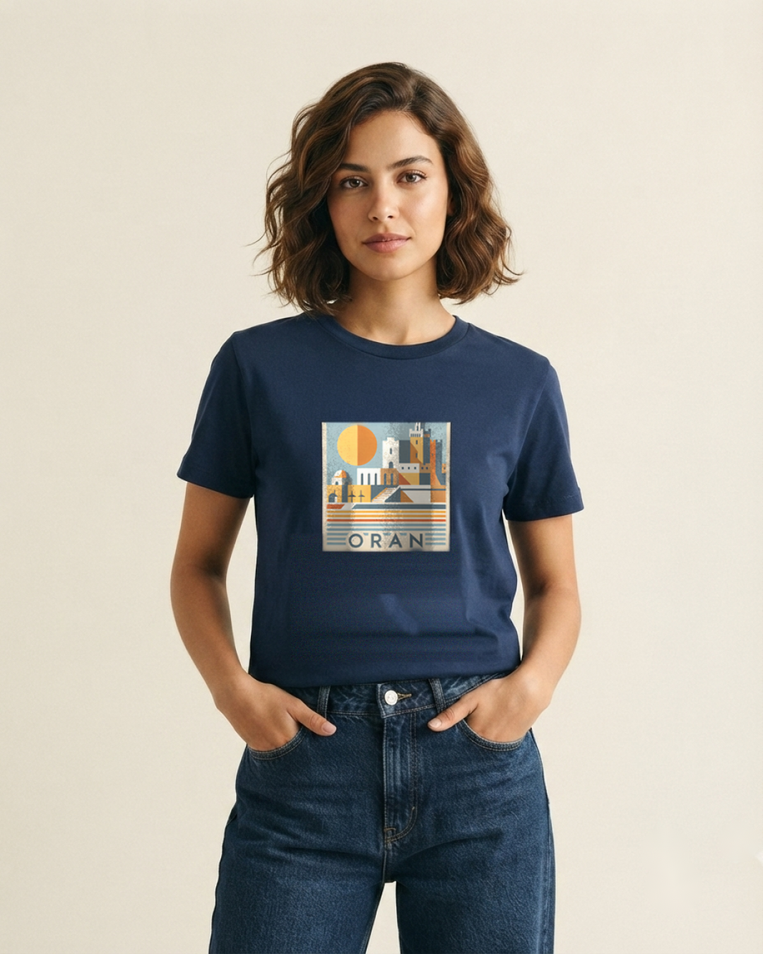T-shirt Oran qalbi porté par une mannequin – coton navy, design ORAN