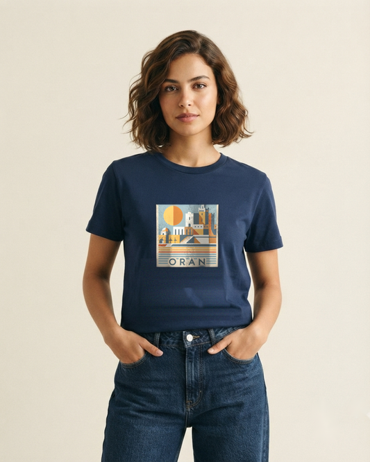 T-shirt Oran qalbi porté par une mannequin – coton navy, design ORAN