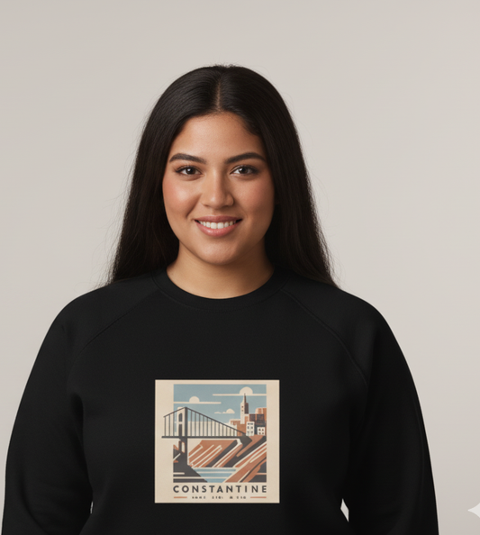 Sweatshirt Constantine qalbi porté par une femme, noir