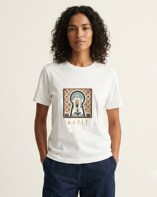 T-shirt Sétif qalbi porté par une mannequin – coton blanc, design setif