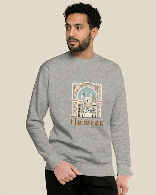 Homme nord-africain portant le sweatshirt Tlemcen Bahia gris qalbi, grande impression de la porte mauresque andalouse de Tlemcen